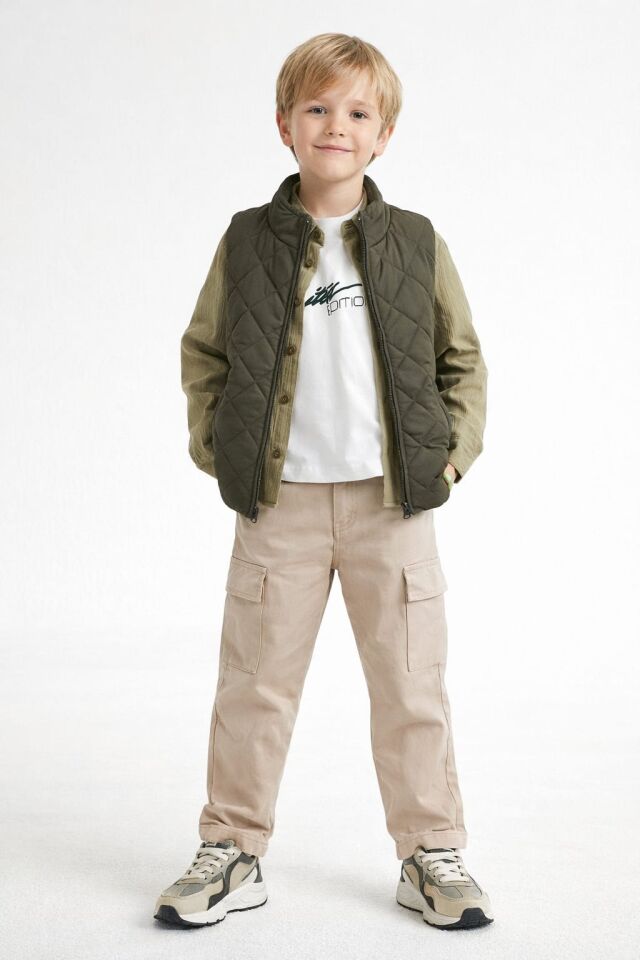 ERKEK ÇOCUK 4 LÜ KOMBİN TAKIM TSORT GÖMLEK KAPİTONE YELEK VE KARGO CEPLİ PANTOLON