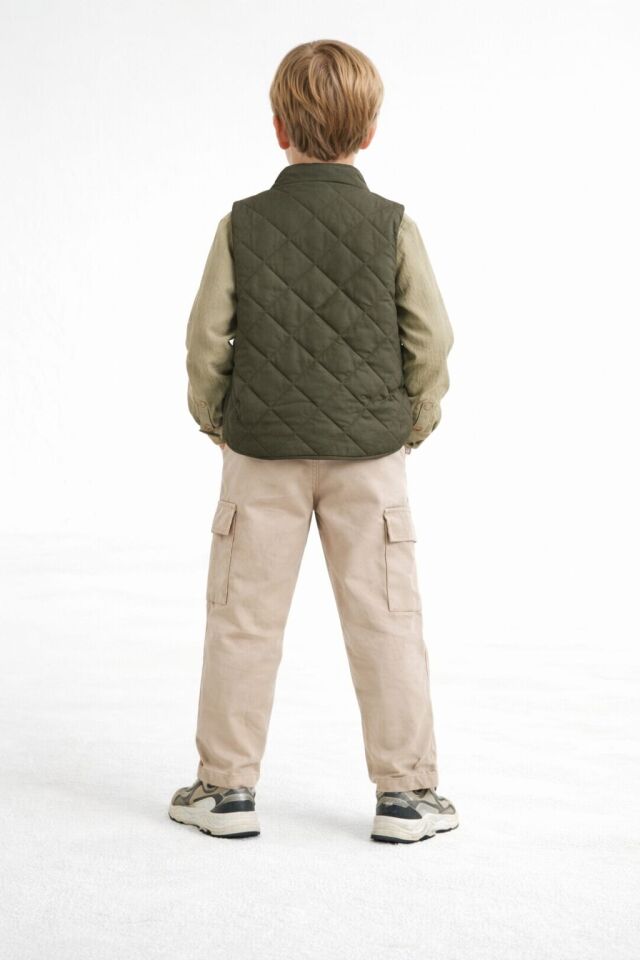 ERKEK ÇOCUK 4 LÜ KOMBİN TAKIM TSORT GÖMLEK KAPİTONE YELEK VE KARGO CEPLİ PANTOLON